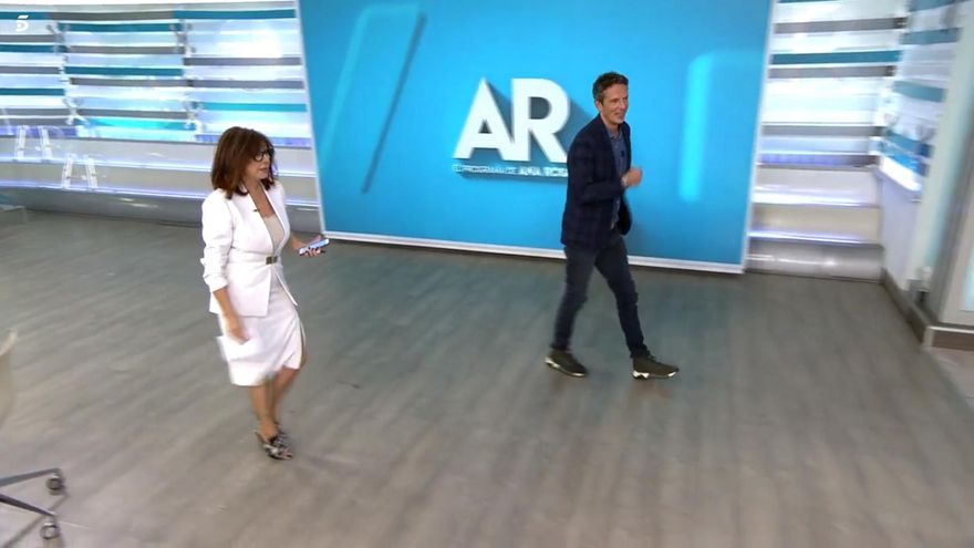 Quintana y Prat, hablando mientras se dirigen al "club social"