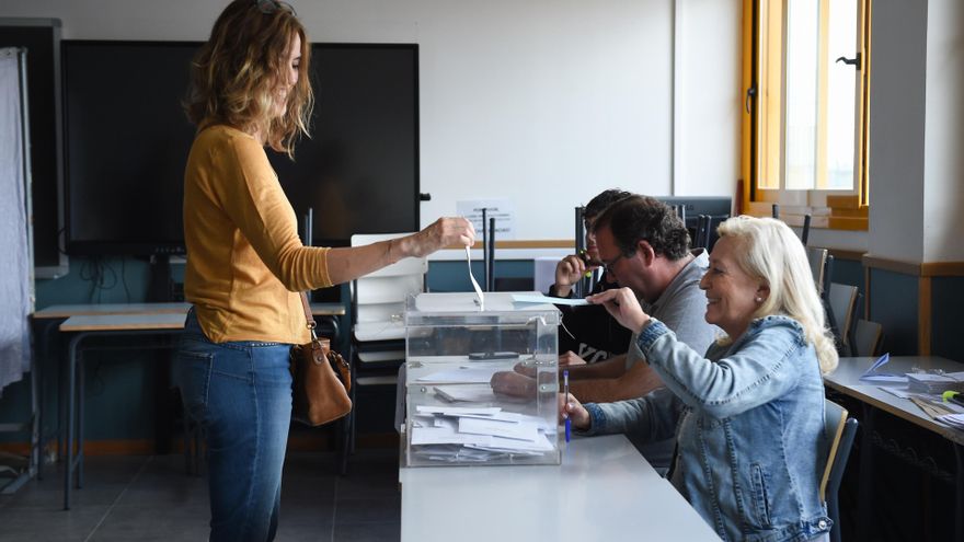 Una mujer ejerce su derecho a voto en un colegio electoral el domingo 9 de junio