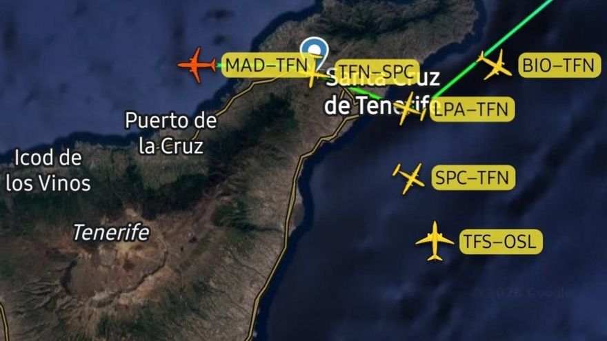 Imagen de un avión que ha tenido que abortar el aterrizaje por la presencia de niebla en el aeropuerto de Tenerife Norte.