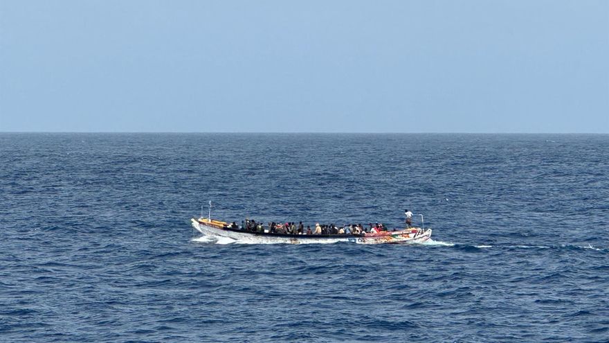 Un cayuco con 150 personas pide auxilio en la ruta canaria: ''Están a la deriva en condiciones extremadamente adversas''