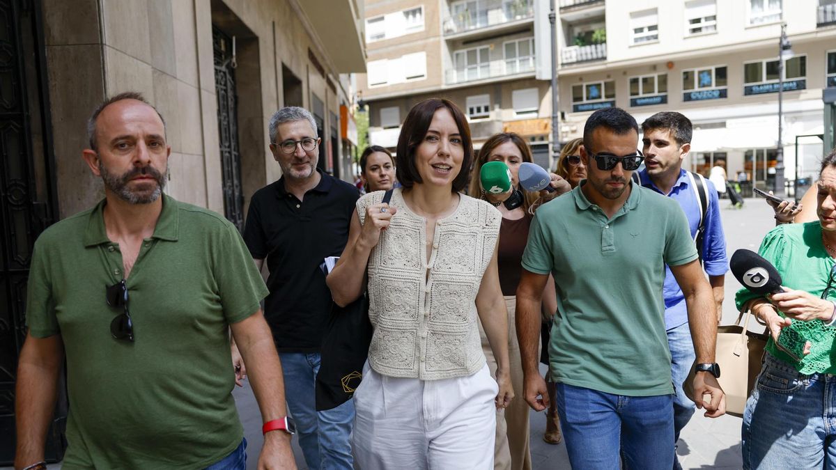 La secretaria general del PSPV-PSOE, Diana Morant (centro), el secretario de Estado Arcadi España (a su izquierda) y la nueva comisionada, Zulima Pérez (detrás de ambos).