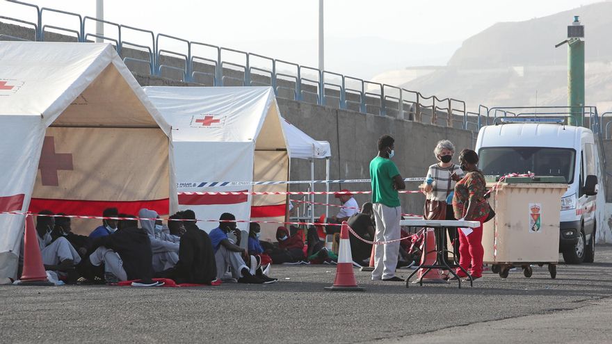 70 inmigrantes permanecen en el muelle de Arguineguín, Gran Canaria, después de más de 48 horas