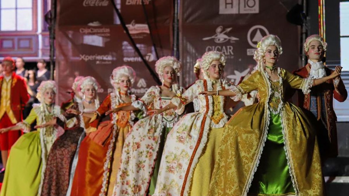 Cuarenta y ocho jóvenes han sido los bailarines protagonistas  en la edición de 2025 del Minué, baile del siglo XVIII, en el marco de las Fiestas Lustrales de la Bajada de la Virgen de Las Nieves este martes, en Santa Cruz de La Palma (España).