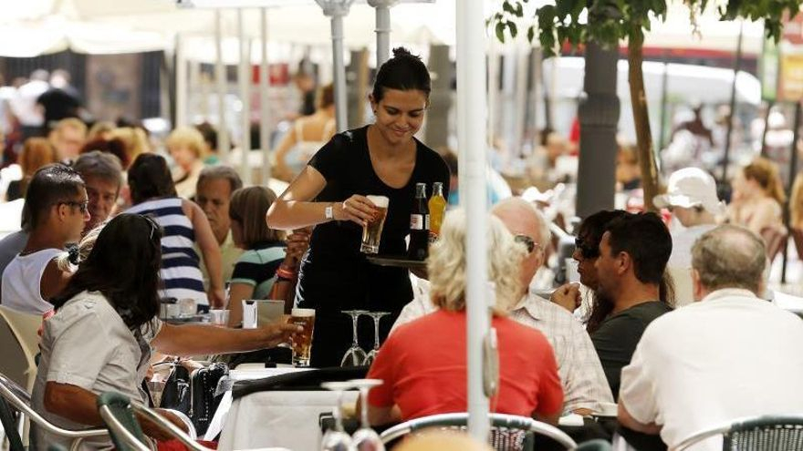 El empleo turístico crece un 2,2% en junio en Canarias y supera las 176.000 personas