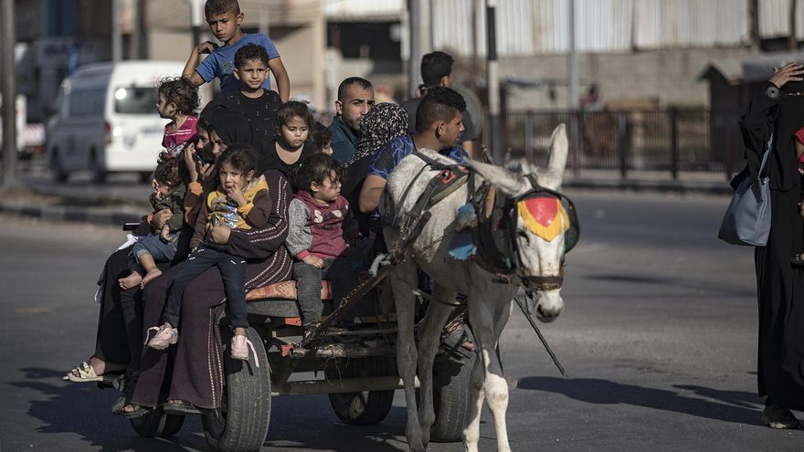 Palestinians evacuating to the southern Gaza Strip