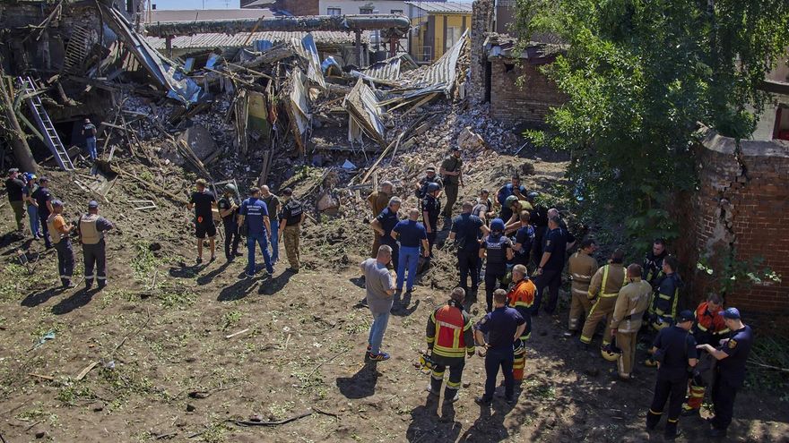 Fuerzas de rescate, vecinos y policía inspeccionan una zona de escombros
