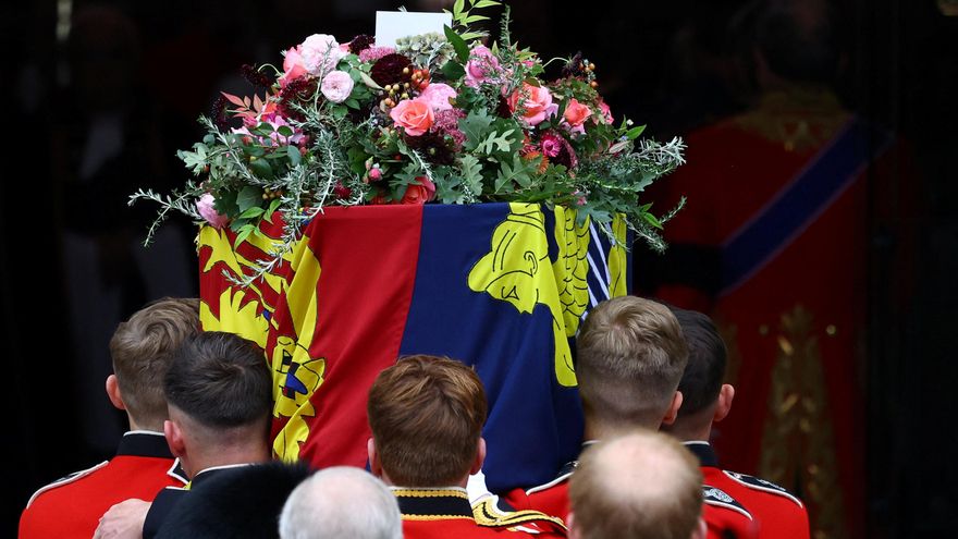 El féretro llega al funeral de Estado de la Reina Isabel II, celebrado en la Abadía de Westminster.