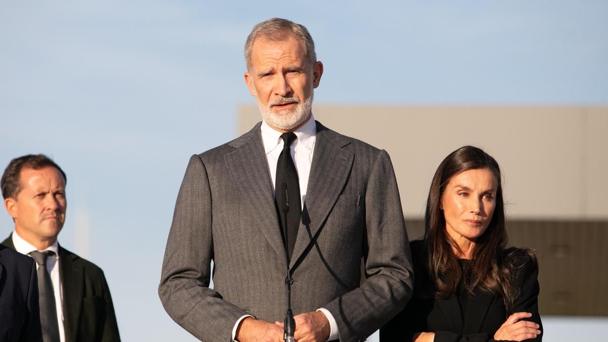 Los Reyes Felipe VI y Letizia durante una visita a los heridos del accidente ferroviario de Urda, en el Hospital Universitario de Toledo.