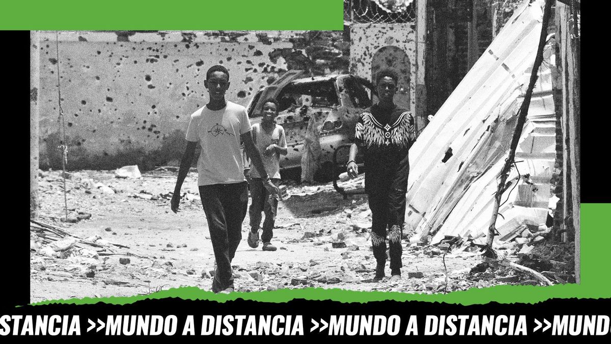 Unos niños en una calle de la ciudad sudanesa de Umdurman, en la que se puede apreciar la destrucción después de 16 meses de conflicto (agosto de 2024)