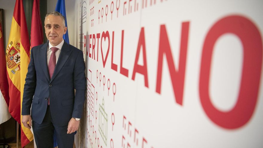 El alcalde de Puertollano se afilia al PP y desmiente su marcha: "Mi compromiso es con los ciudadanos"