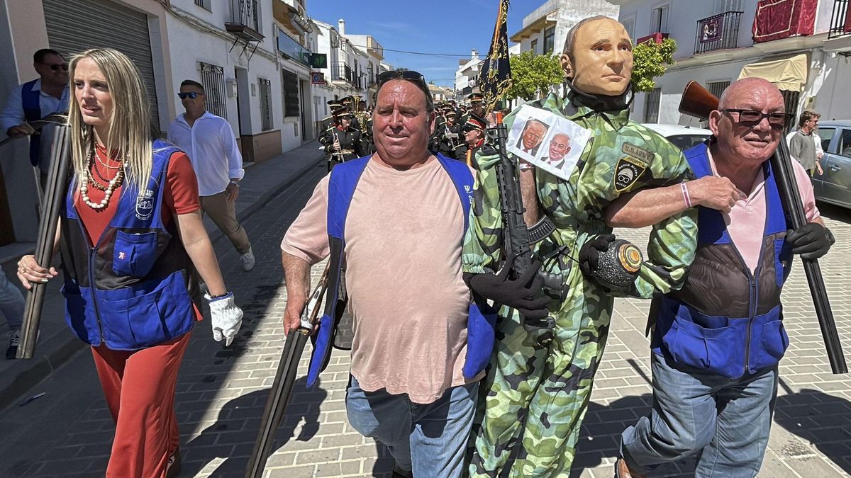 Un Judas con la imagen del presidente ruso, Vladímir Putin, con fotos de su homólogo estadounidense, Donald Trump, y el primer ministro de Israel, Benjamín Netanyahu, en Coripe (Sevilla), este 2026.