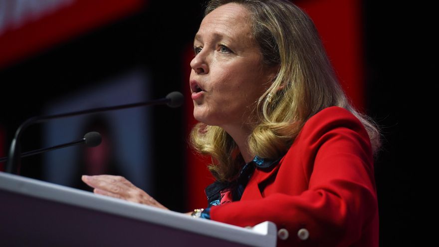 La vicepresidenta primera y ministra de Asuntos Económicos y Transformación Digital, Nadia Calviño, en la inauguración del 12º Congreso Confederal de CCOO, en el Hotel Marriott Auditorium, a 21 de octubre de 2021, en Madrid (España). CCOO celebra desde este jueves hasta el sábado su 12º Congreso COnfederal, en el que su actual secretario general será reelegido para un segundo mandato. Al Congreso, que cuenta con el lema 'Actuar para avanzar. Pase lo que pase, CCOO', asisten un total 757 delegados del sindicato y más de 150 invitados de instituciones del Estado, partidos políticos, organizaciones de la sociedad civil y del sindicalismo internacional.