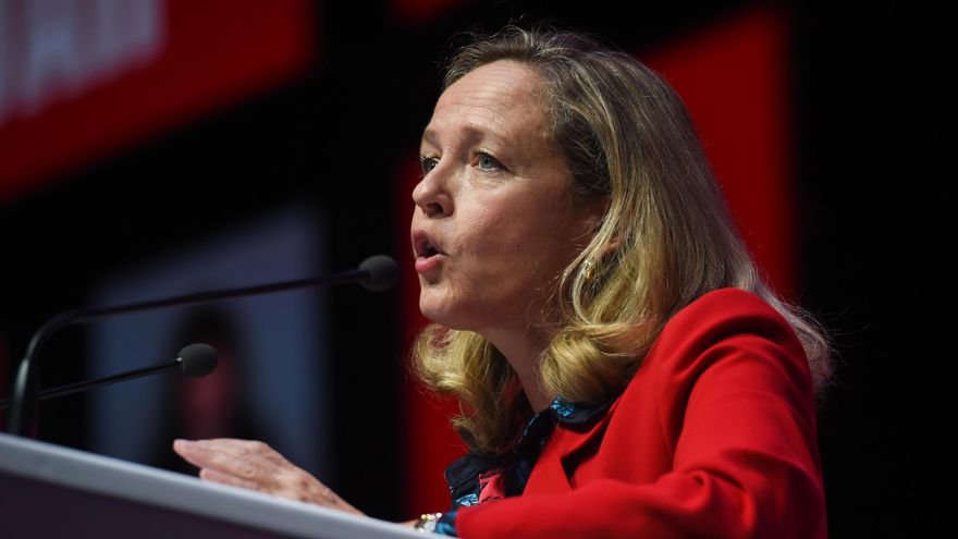 La vicepresidenta primera y ministra de Asuntos Económicos y Transformación Digital, Nadia Calviño, en la inauguración del 12º Congreso Confederal de CCOO, en el Hotel Marriott Auditorium, a 21 de octubre de 2021, en Madrid (España). CCOO celebra desde este jueves hasta el sábado su 12º Congreso COnfederal, en el que su actual secretario general será reelegido para un segundo mandato. Al Congreso, que cuenta con el lema 'Actuar para avanzar. Pase lo que pase, CCOO', asisten un total 757 delegados del sindicato y más de 150 invitados de instituciones del Estado, partidos políticos, organizaciones de la sociedad civil y del sindicalismo internacional.
