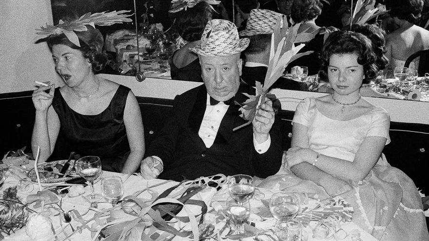 Alfred Hitchcock, su esposa y su hija. Noche de gala de Nochevieja, Hotel Badrutt’s Palace, St. Moritz 1961.- Photo Edward Quinn, © edwardquinn.com- © Sucesión Pablo Picasso, VEGAP, Madrid, 2023