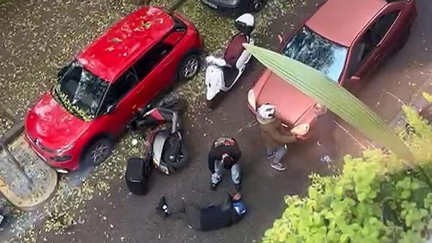 Una discusión entre un motorista y un conductor acaba en intento de atropello, agresiones e insultos xenófobos