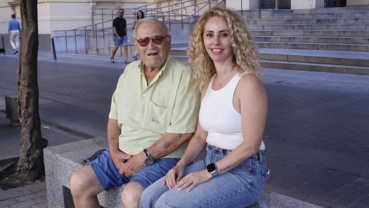 Inma Morales, responsable de Ayuda a Domicilio en CCOO junto a un señor mayor.