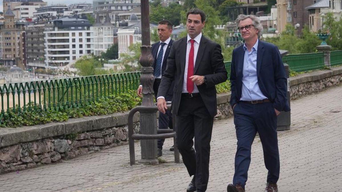 El lehendakari, Imanol Pradales, con su asesor Manu Castilla