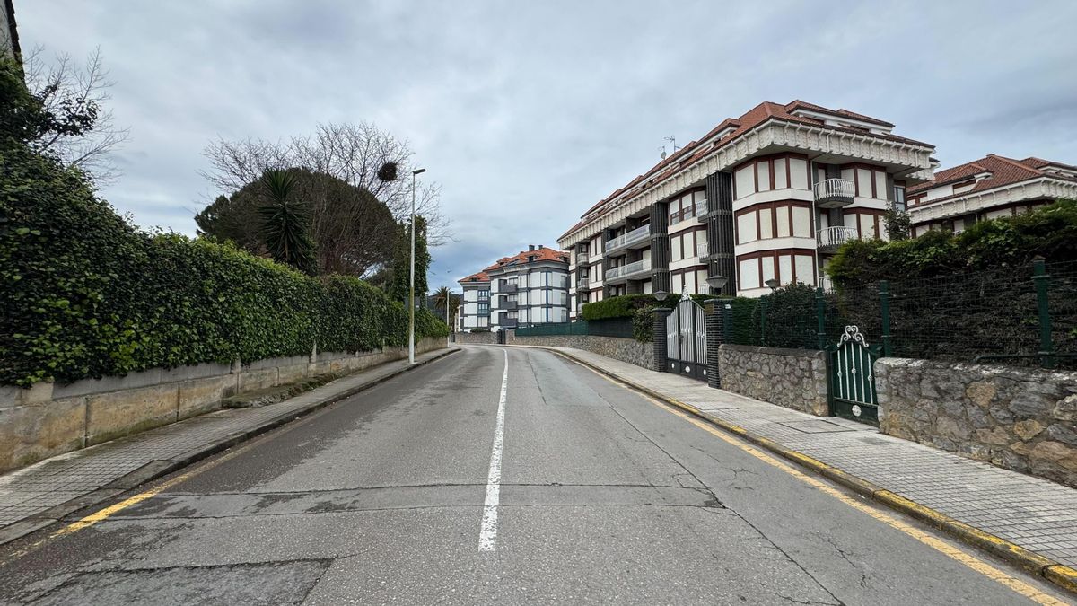 Calle con viviendas en Noja.