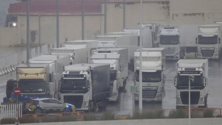 Imagen de camiones parados en los accesos al puerto de Algeciras cerrados tras la cancelación de todas las conexiones marítimas con Ceuta y Tánger debido a las condiciones adversas generadas por la borrasca ‘Joseph’. A 27 de enero de 2026, en Algeciras.