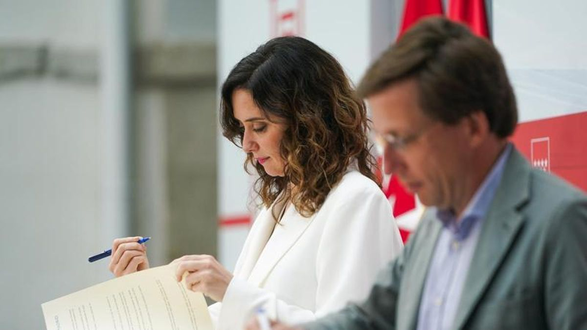 Ayuso y Almeida, en la firma de un convenio