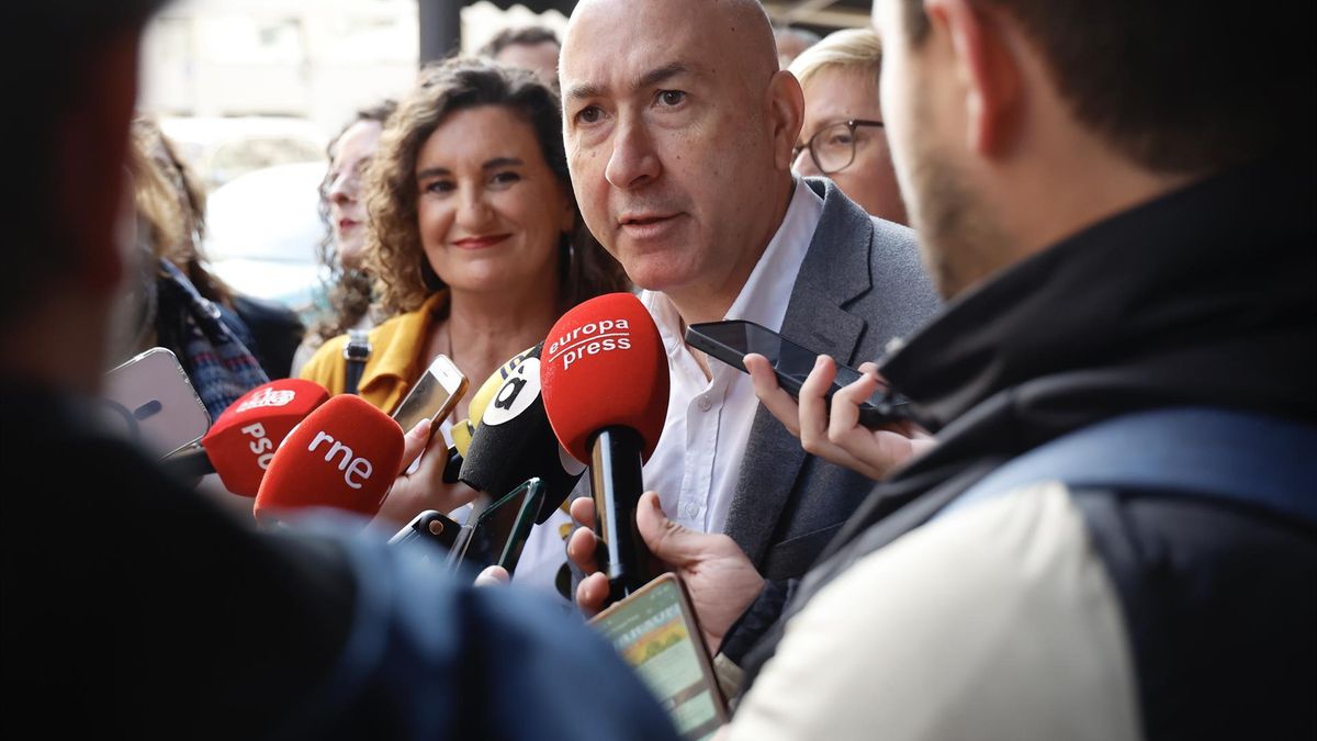 El secretario general del PSPV-PSOE en la provincia de Alicante, Alejandro Soler, atiende a los medios a su llegada al comité nacional del partido que se celebra este sábado en València 
