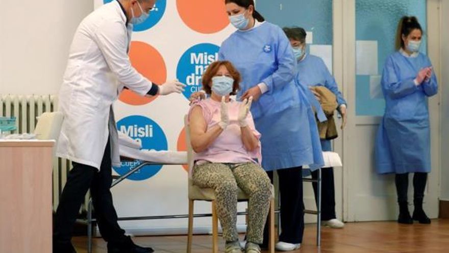 Primera vacunada de COVID en Croacia