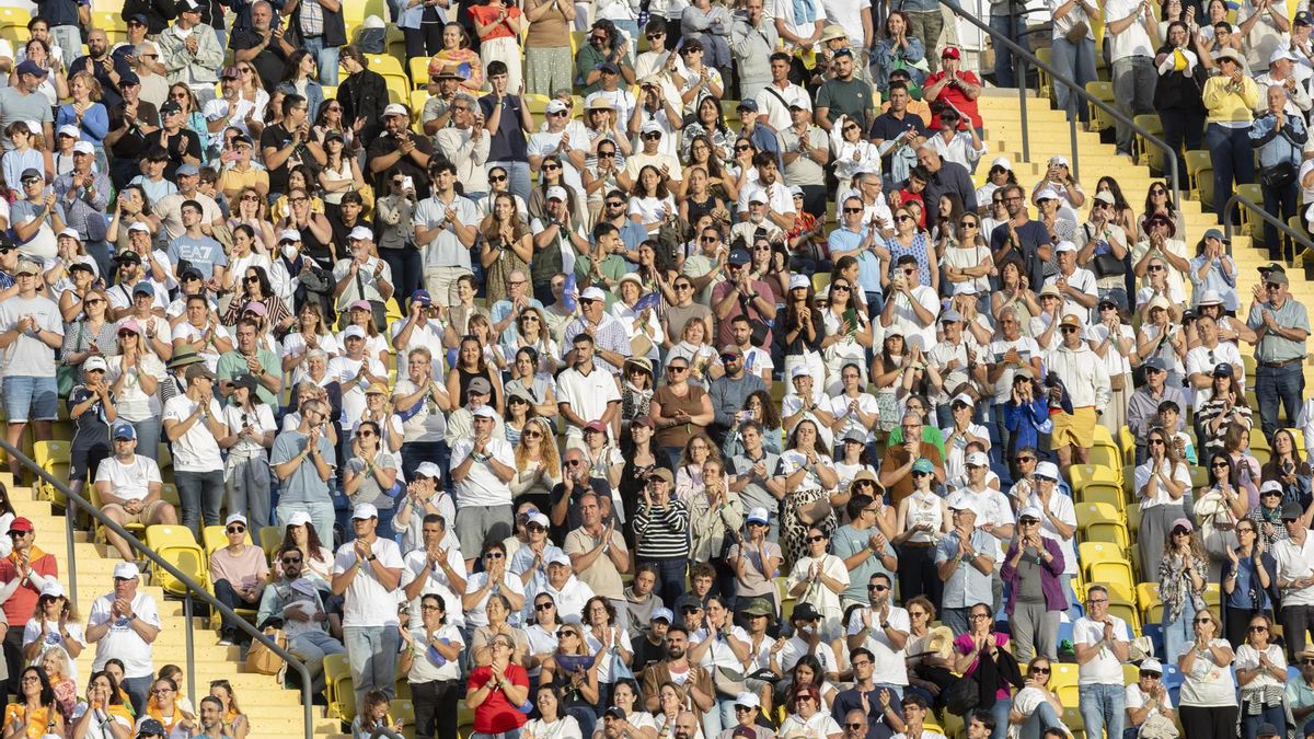 Numerosas personas en la grada del estadio de Gran Canaria durante la misa. EFE/ Quique Curbelo