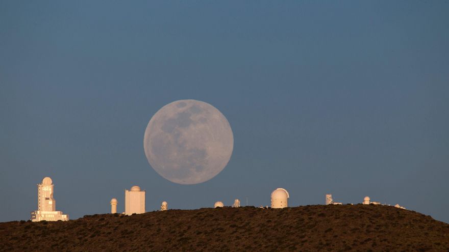 El espectacular 'timelapse' de la superluna rosa grabado desde el Observatorio del Teide
