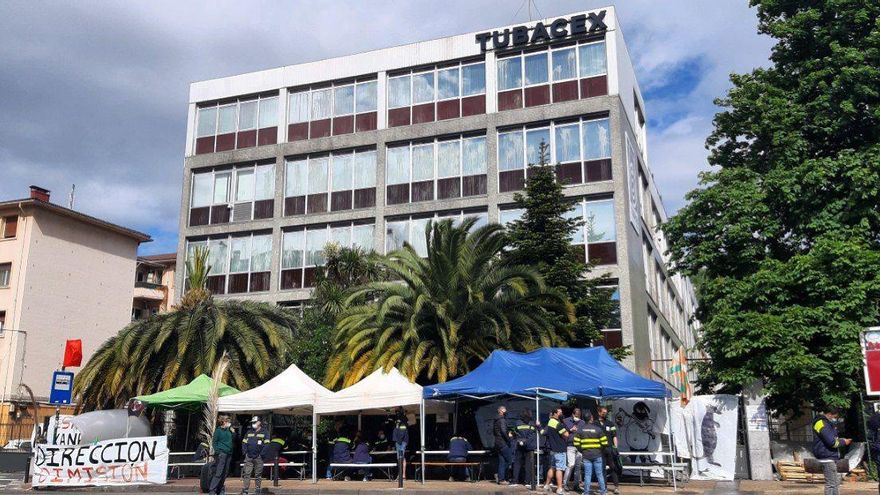 Carpa instalada frente a la fábrica de Tubacex en Llodio