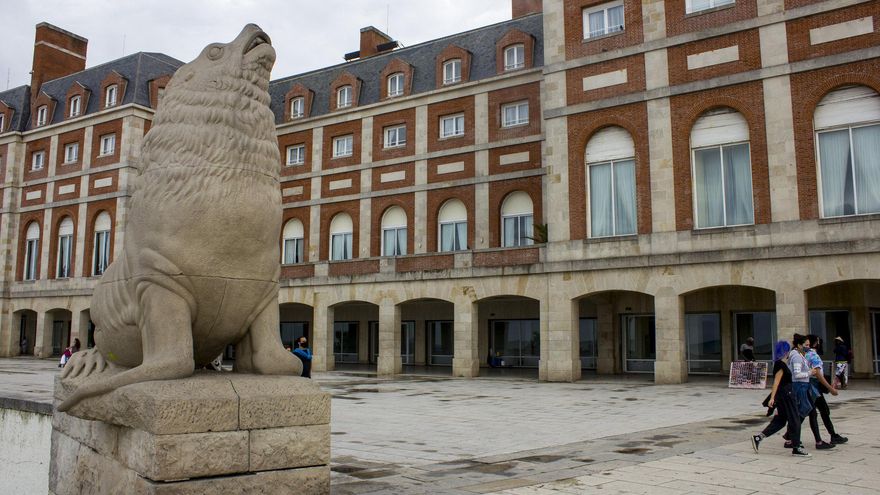 Lobo marino y la fachada señorial del Hotel Provincial. Dos iconos de Mar del Plata.