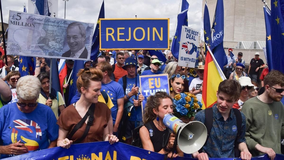 Un grupo de personas en una marcha a favor de la vuelta del Reino Unido a la UE el 20 de junio de 2026, en Londres.