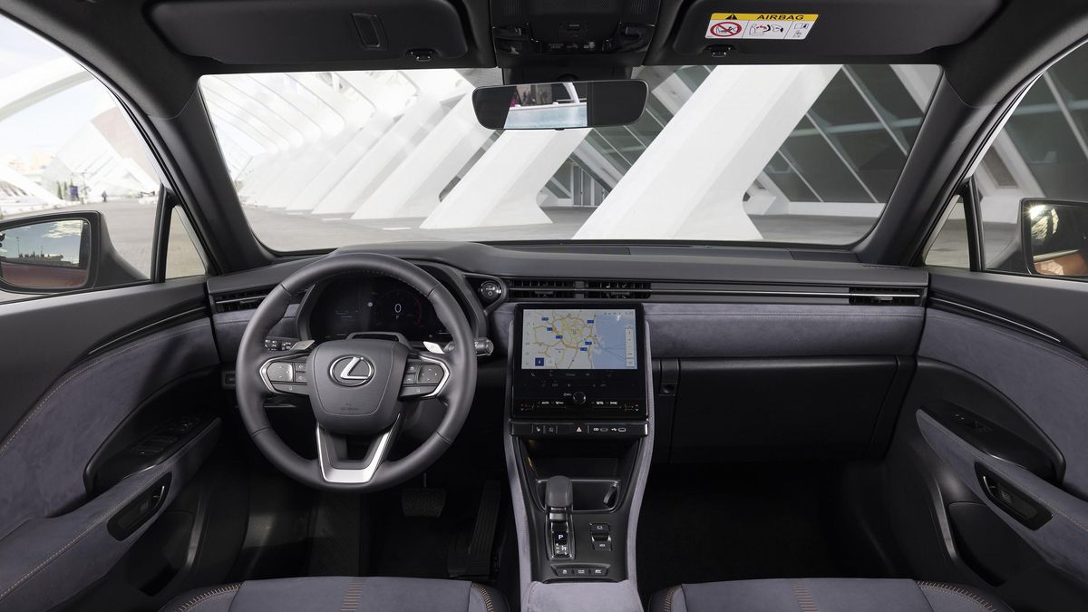 Puesto de conducción del nuevo modelo de Lexus.