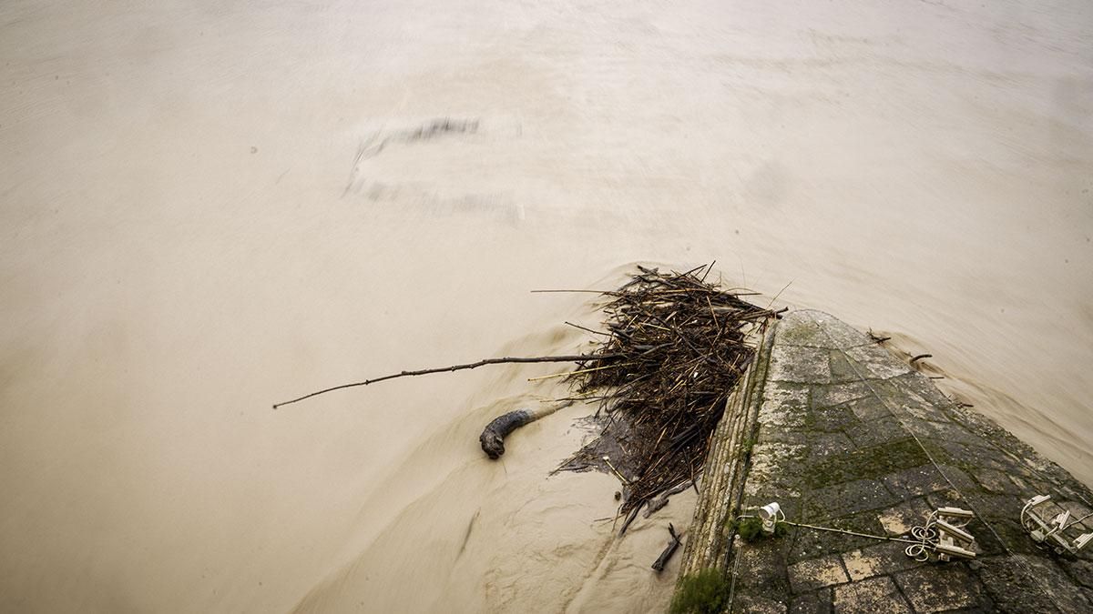 El cauce del río Guadalquivir sigue subiendo a su paso por Córdoba
