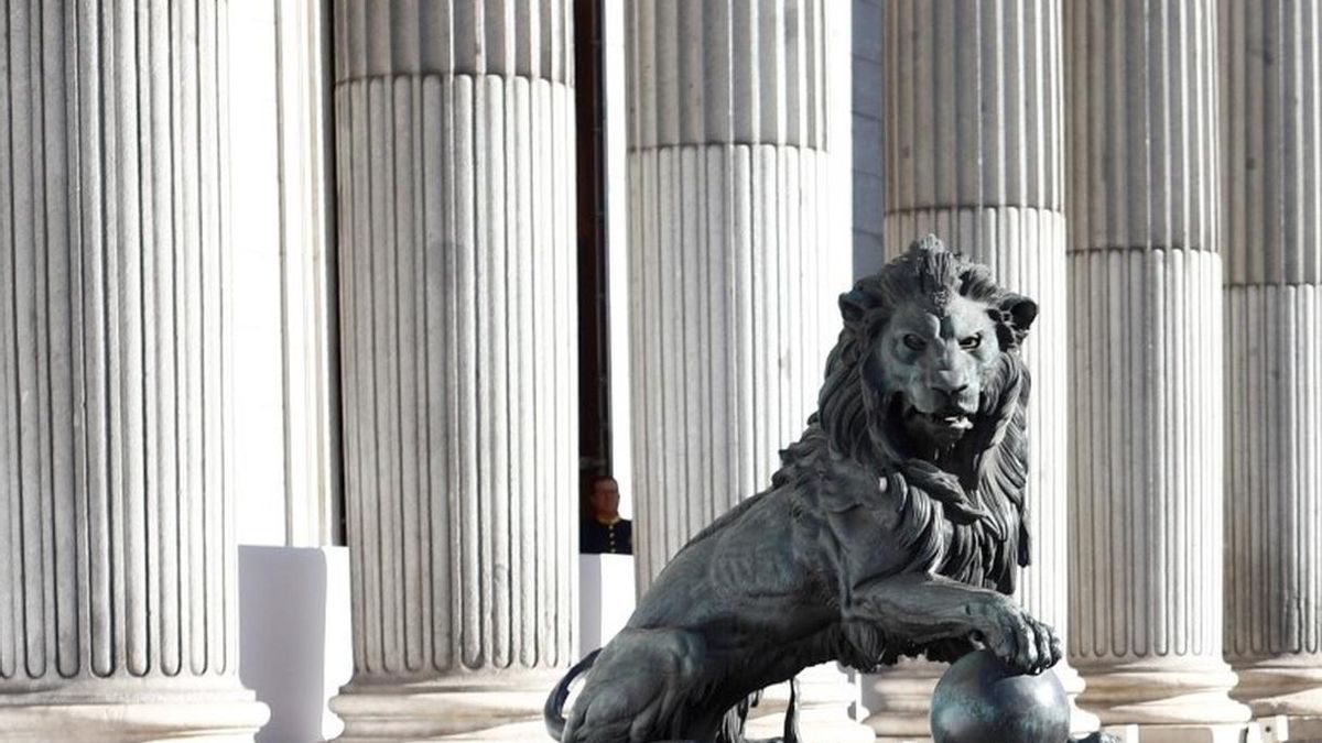 Diputados sacan a la Puerta de los Leones el acto sobre el Sáhara que la Mesa del Congreso les prohibió celebrar dentro