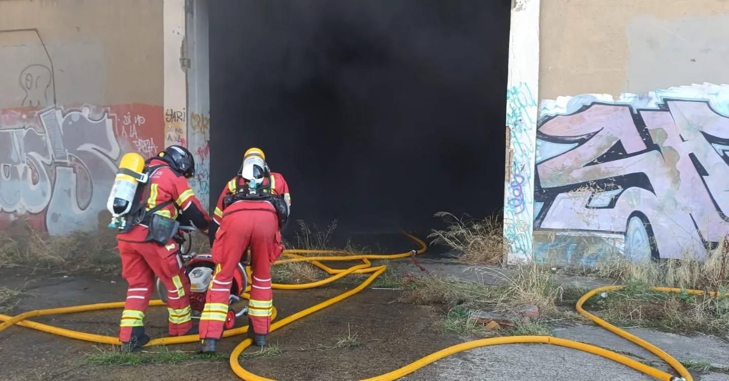 Los Bomberos del SEPEIS de la Diputación, actuando contra el fuego.