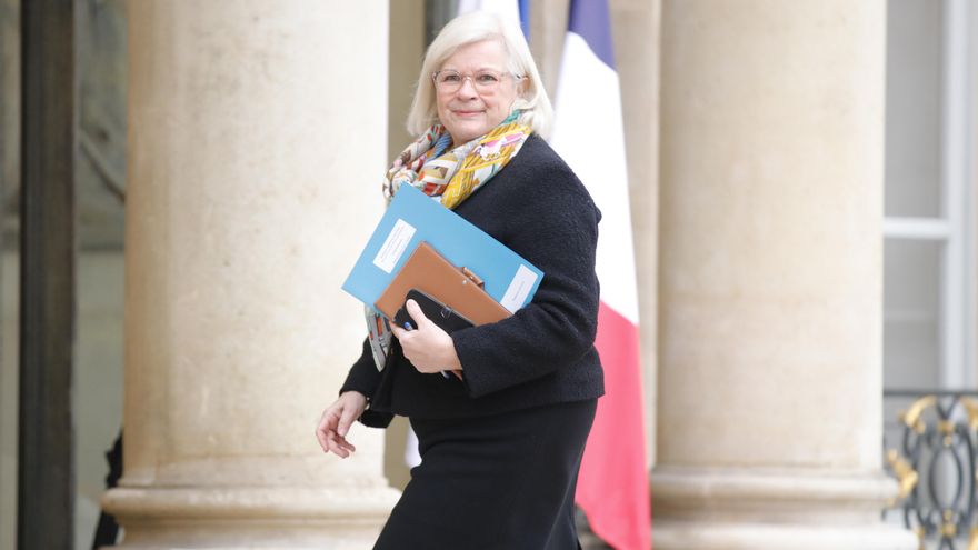 Francia multará desde julio a los fumadores en áreas con niños, como playas y parques