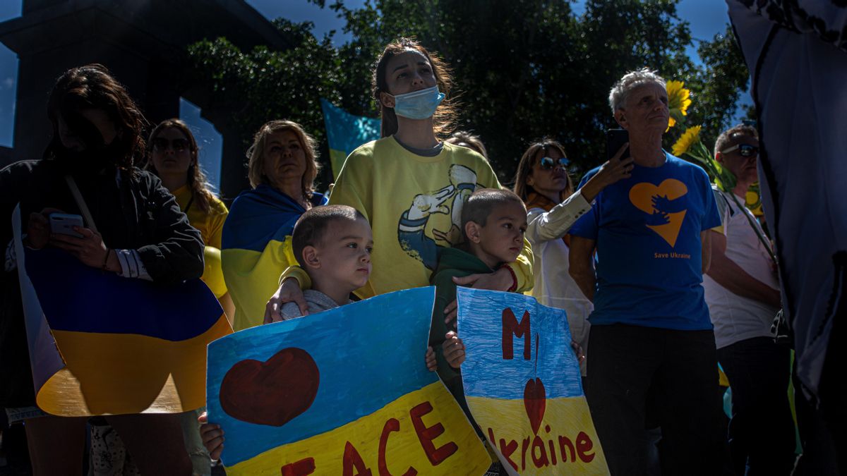 Dos niños durante la manifestación por Ucrania en Santa Cruz