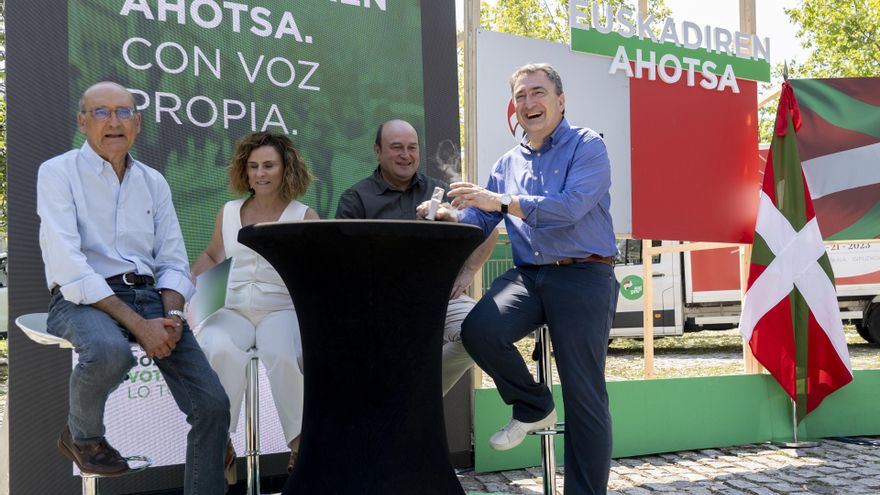 El portavoz del Grupo Vasco y cabeza de lista al Congreso por Bizkaia, Aitor Esteban (d), junto a otros representantes del PNV.