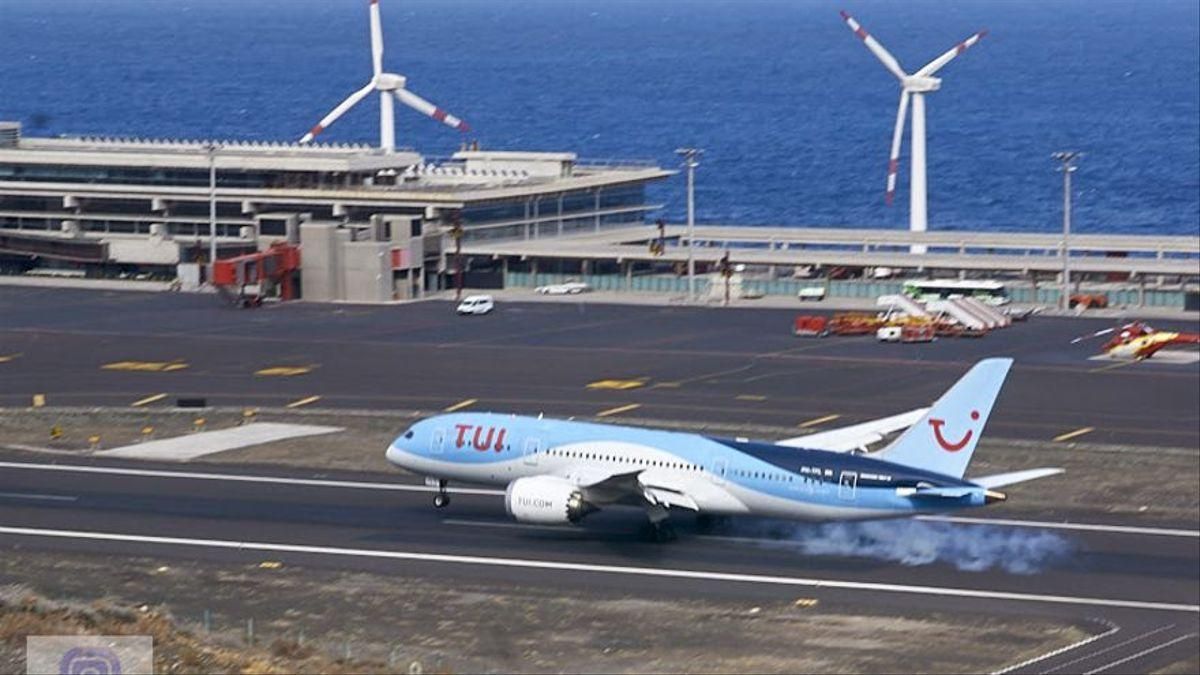 Imagen de archivo de un avión de TUI aterrizando en el Aeropuerto de La Palma