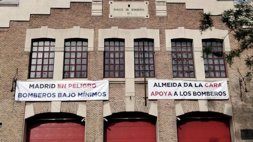 Los bomberos de Madrid se rebelan contra las horas extra y el "agravio" del Ayuntamiento: "Es un riesgo para todos"