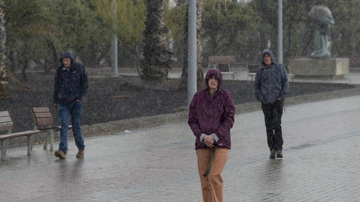 Canarias arranca el puente de la Hispanidad con lluvias y chubascos fuertes