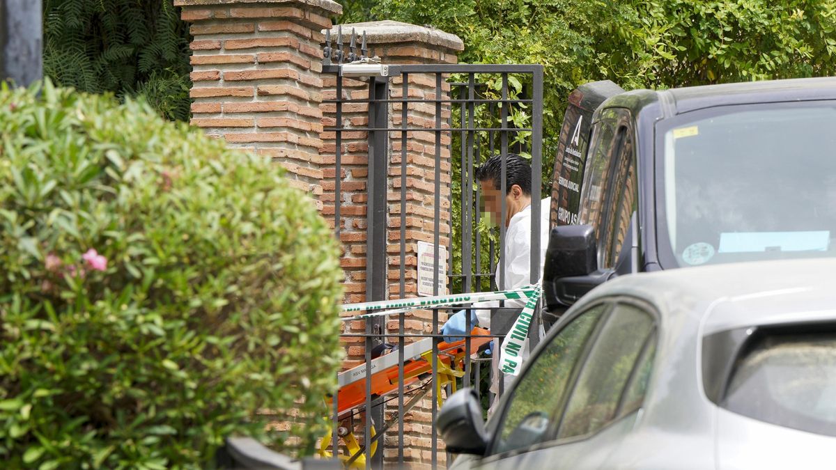 Agentes Judiciales trasladan la camilla para sacar el cuerpo de la mujer de 45 años ha sido hallada muerta con signos de violencia en una urbanización de Los Arqueros (Benahavís). La víctima presenta en principio un corte en el cuello por arma blanca. La mujer, de origen extranjero, estaba registrada en el sistema VioGén, pero su caso ya no estaba activo.