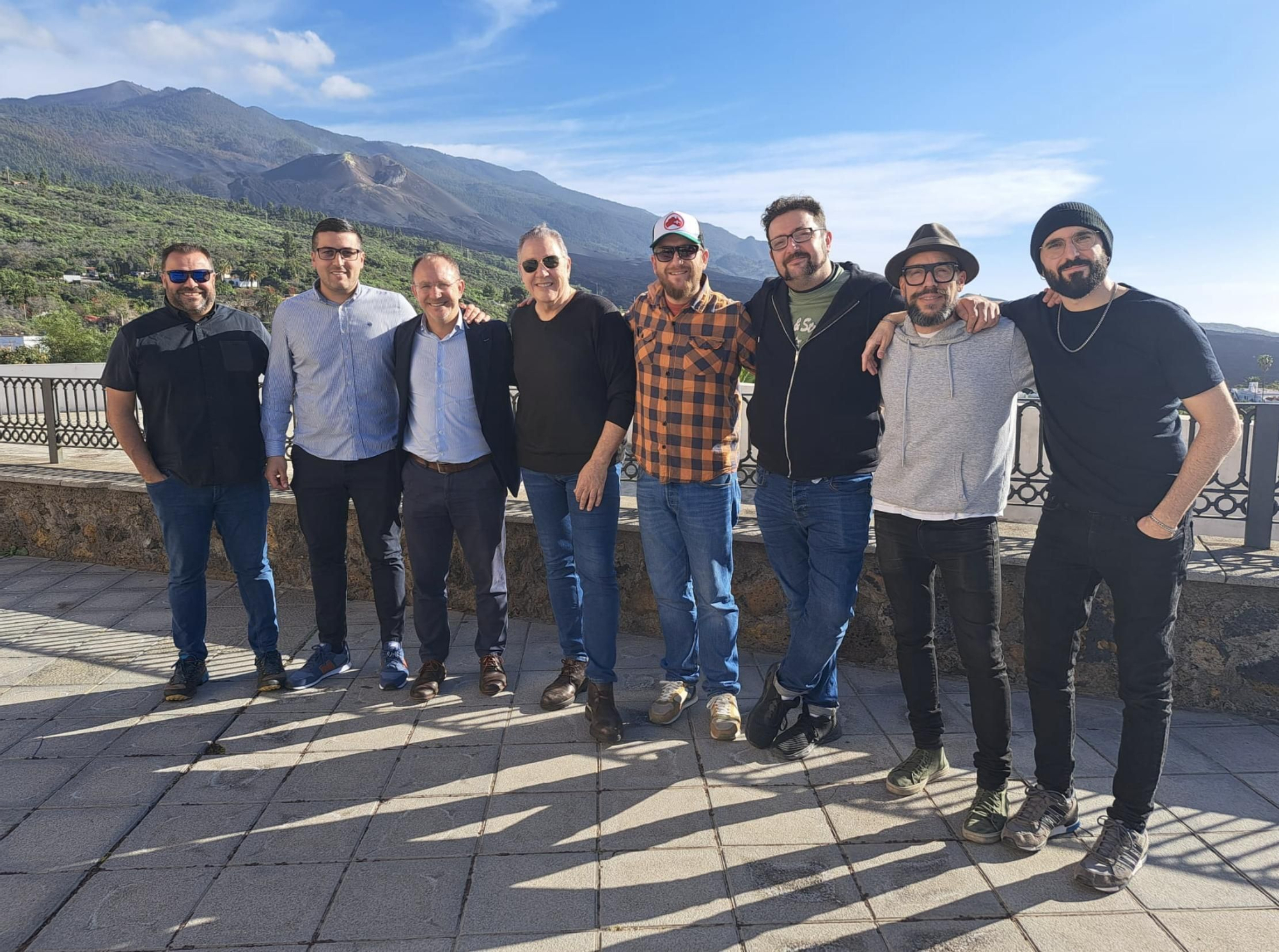 Sergio Rodríguez y Raico Arrocha con los miembros de Revolver y Taburete.