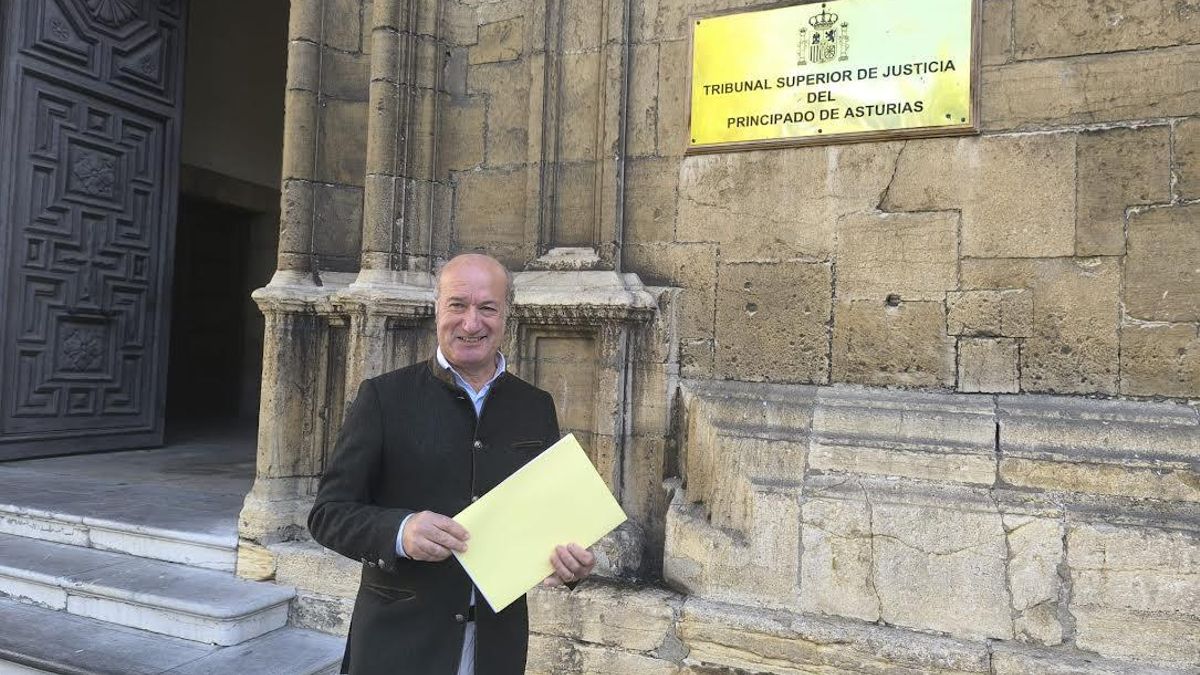 Luis Venta, delante de la sede del Tribunal Superior de Justicia de Asturias.