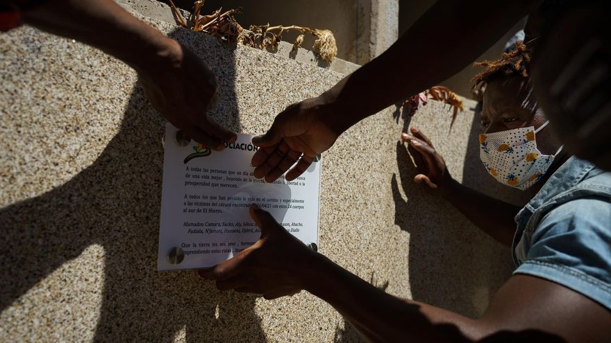 Quince tumbas, una placa y trece nombres en recuerdo de medio centenar de fallecidos en un cayuco que se perdió al sur de El Hierro