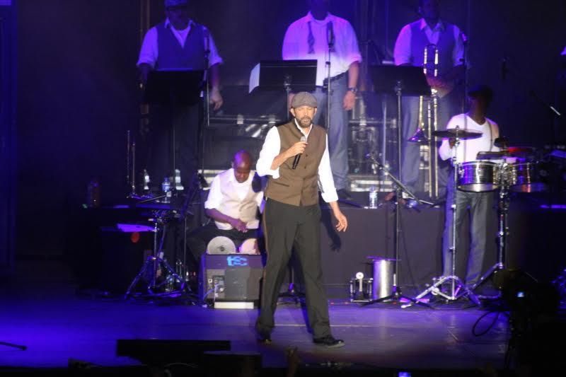 Juan Luis Guerra en otro momento del concierto ofrecido este domingo en La Palma. Foto: JOSÉ AYUT.