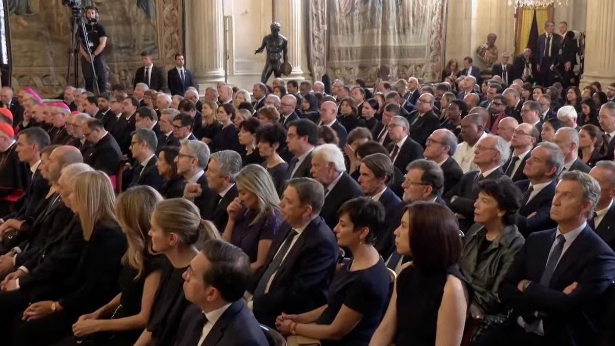 Felipe González, José María Aznar y Mariano Rajoy entre el público durante el discurso del Papa en el Palacio Real, justo después de que León XIV se pronuncie contra “las narrativas divisivas y polarizantes”.