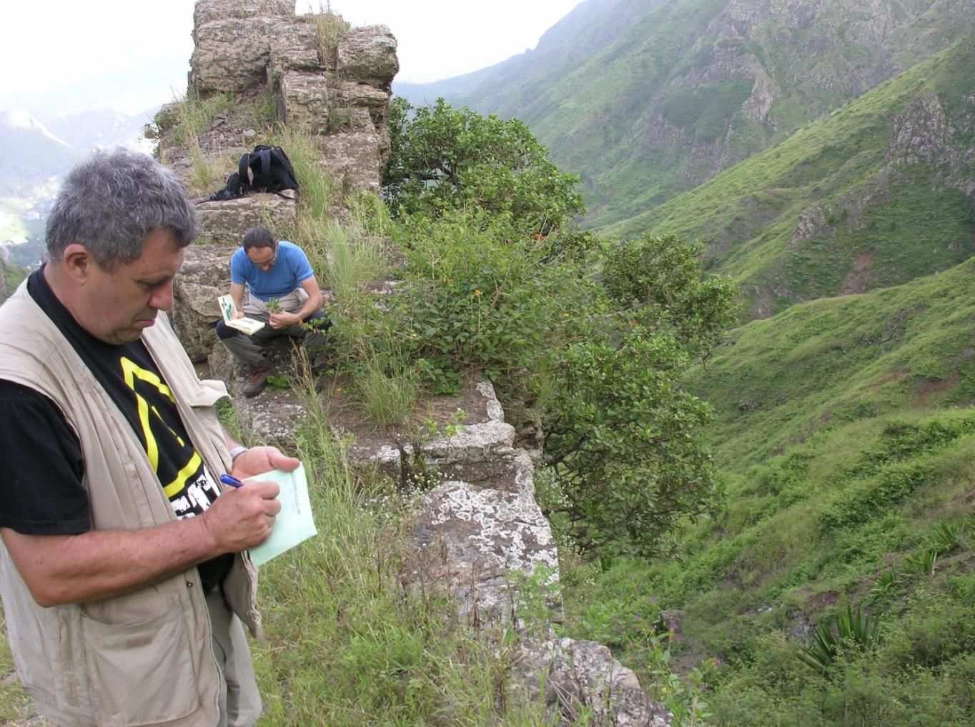 Julio Leal y Ángel Fernández inventariando flora en la isla de Sao Nicolau, Cabo Verde.