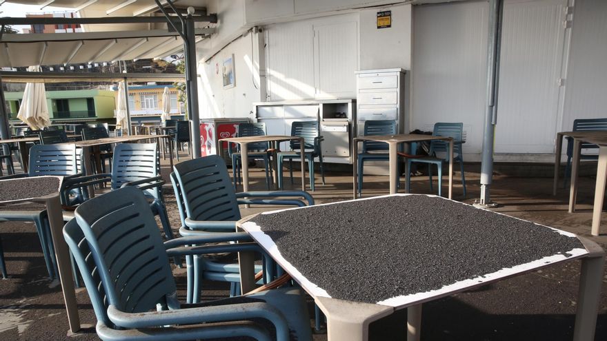 Un bar cubierto de ceniza en Puerto Naos