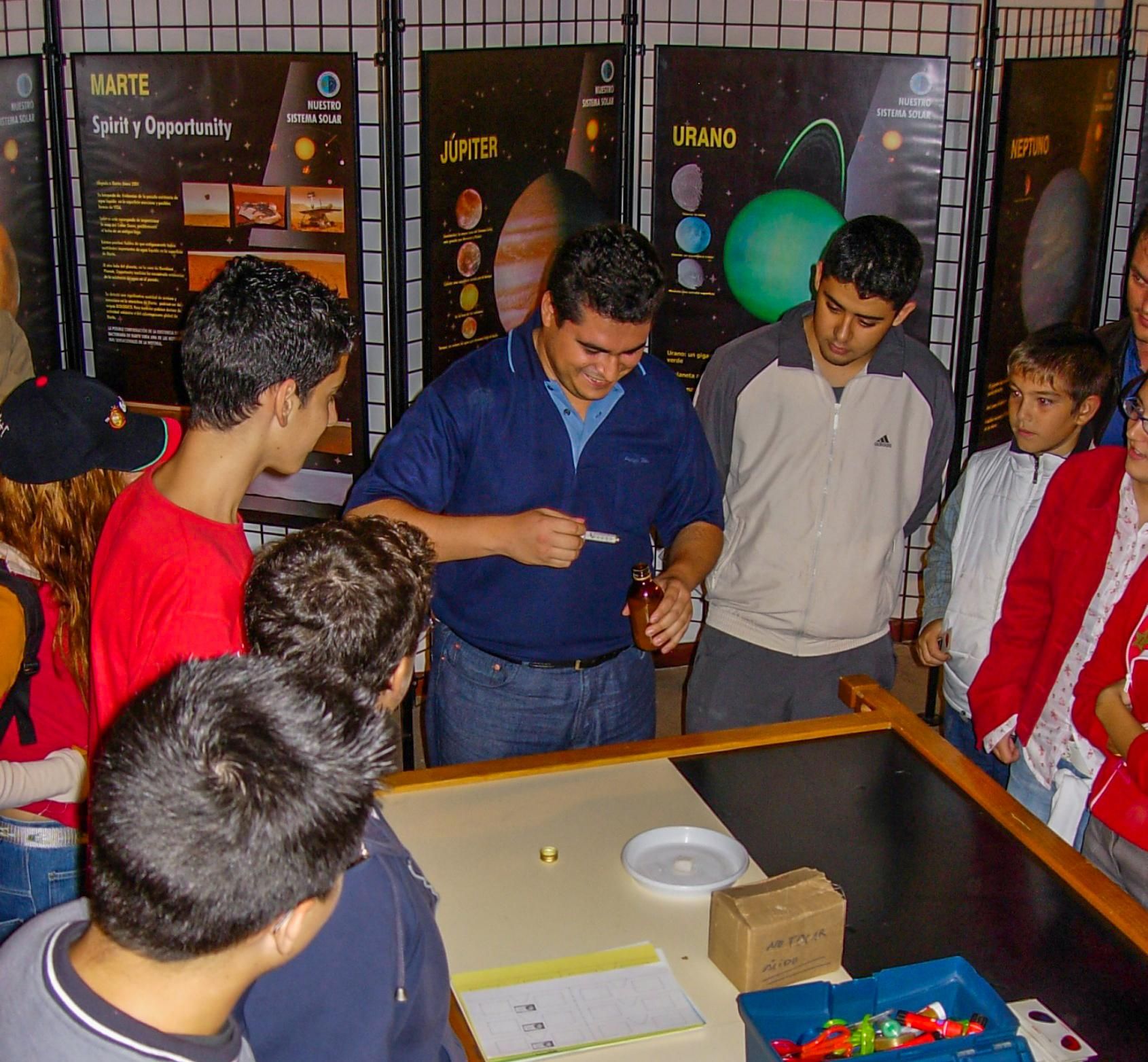 Toño realizando un taller de divulgación con estudiantes